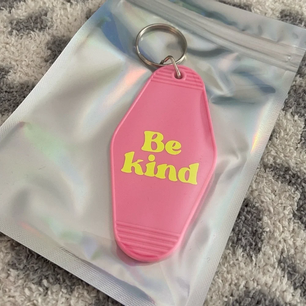 HANDMADE MOTEL KEYCHAIN ‘BE KIND’
